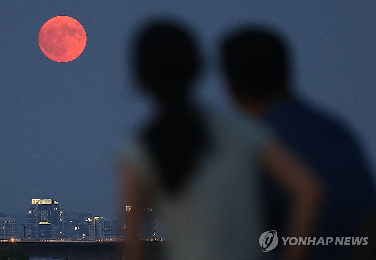 ソウルの空に赤い満月