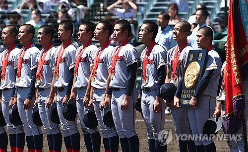 甲子園優勝のメダル胸に | 聯合ニュース