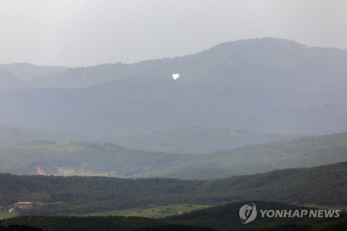 쓰레기 풍선 살포하는 북한