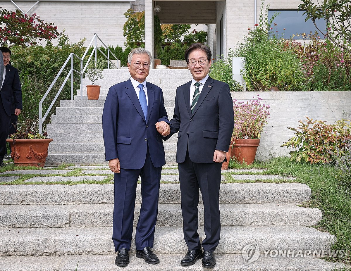 문 전 대통령과 손잡은 이재명 대표