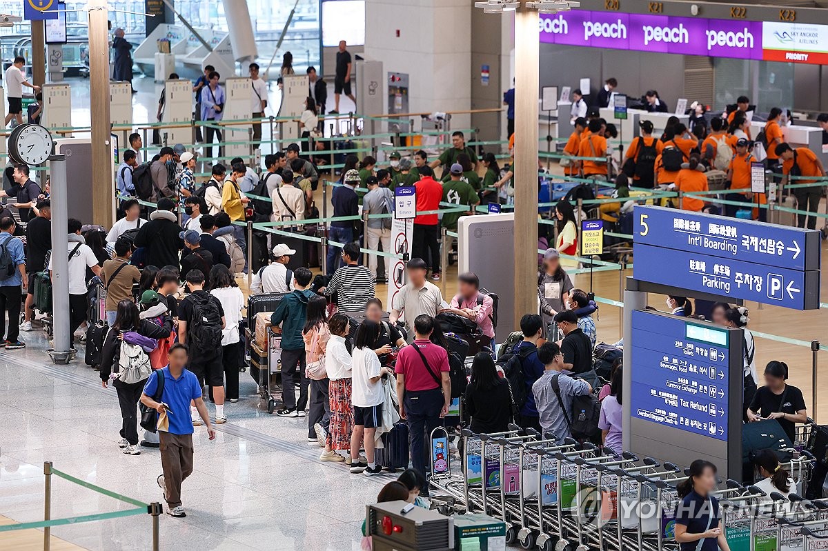 추석 연휴 앞두고 붐비는 인천국제공항