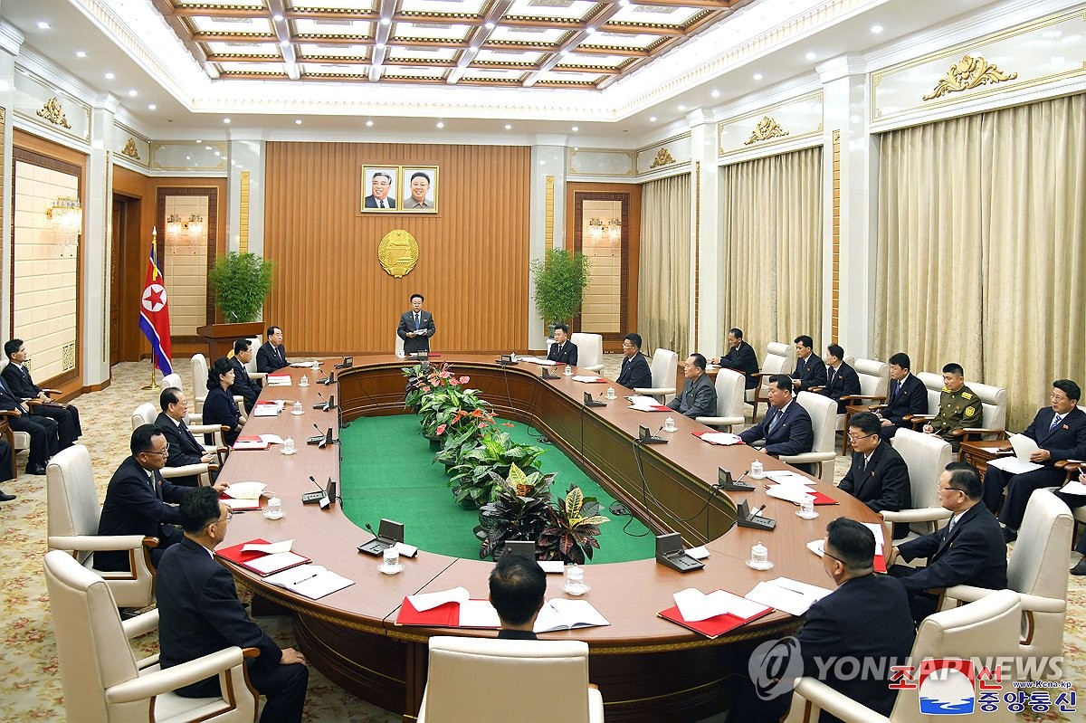 Esta fotografía, publicada por la Agencia Central de Noticias de Corea del Norte (KCNA) el 16 de septiembre de 2024, muestra a los miembros norcoreanos del Comité Permanente de la Asamblea Popular Suprema (SPA) celebrando una reunión el día anterior para decidir por unanimidad convocar la 11.ª sesión de la 14.ª SPA el 7 de octubre. (Para uso exclusivo en la República de Corea. Prohibida su redistribución) (Yonhap)