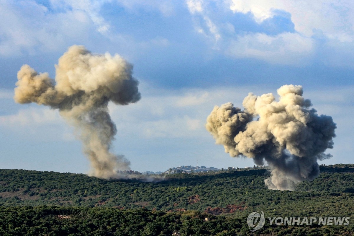 Esta fotografía de AFP, tomada el 23 de septiembre de 2024, muestra humo saliendo de los lugares de ataques aéreos israelíes en el sur del Líbano. (Yonhap)