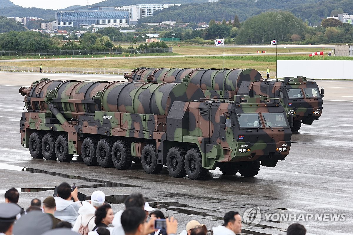 Los lanzadores transportadores erectores que transportan misiles balísticos Hyunmoo-5 se mueven sobre la pista de la Base Aérea de Seúl en Seongnam, justo al sur de Seúl, para la ceremonia del Día de las Fuerzas Armadas de Corea del Sur, el 1 de octubre de 2024. (Yonhap)