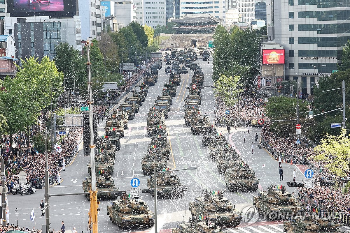 Los tanques K2 participan en un desfile militar en el centro de Seúl el 1 de octubre de 2024. (Yonhap)