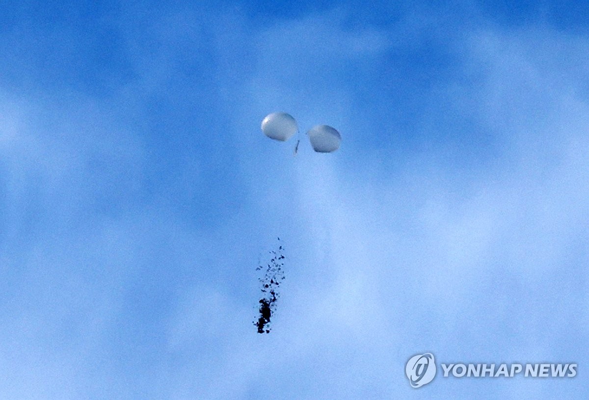 서울의 상공에서 풍선에 동여 맬 수 있었던 쓰레기가 낙하하고 있다=2일, 서울(연합 뉴스)