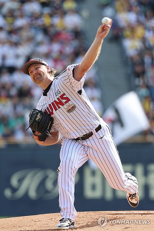 LG Twins starter Dietrich Enns pitches against the KT Wiz during Game 1 of the first round of the Korea Baseball Organization postseason at Jamsil Baseball Stadium in Seoul on Oct. 5, 2024. (Yonhap)