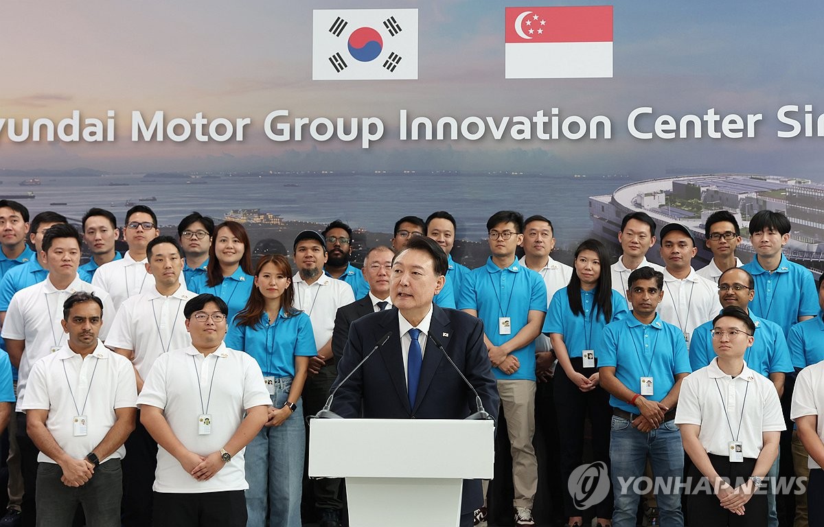 El presidente Yoon Suk Yeol (centro) habla durante su visita al Centro de Innovación de Hyundai Motor Group Singapur en el Distrito de Innovación de Jurong el 8 de octubre de 2024. (Yonhap)