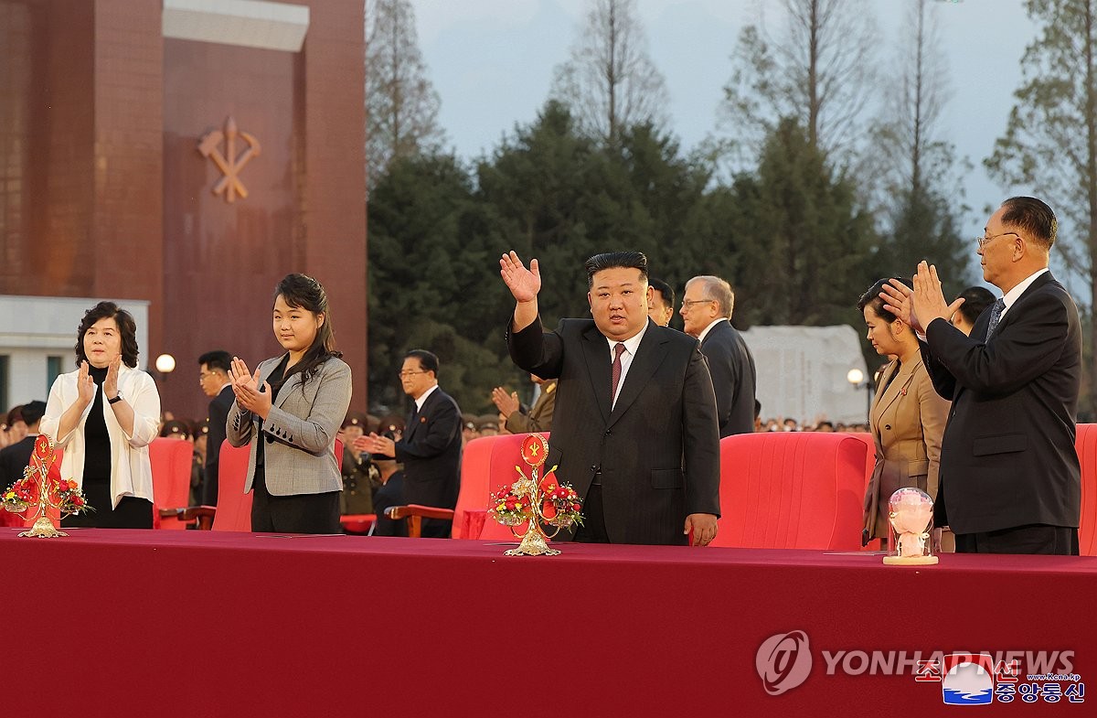 Esta foto, publicada por la Agencia Central de Noticias Coreana oficial de Corea del Norte el 11 de octubre de 2024, muestra al líder norcoreano Kim Jong-un (segundo por la derecha) asistiendo a un espectáculo cultural y un banquete celebrado el día anterior para celebrar el 79.º aniversario de la fundación de la gobernante Partido de los Trabajadores de Corea. (Para uso únicamente en la República de Corea. Sin redistribución) (Yonhap)