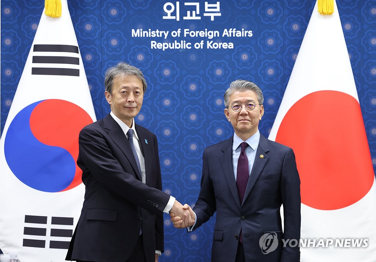 En esta fotografía de archivo, el primer viceministro de Asuntos Exteriores, Kim Hong-kyun (derecha), posa con el viceministro de Asuntos Exteriores japonés, Masataka Okano, antes de sus conversaciones en Seúl el 17 de octubre de 2024. (Yonhap)