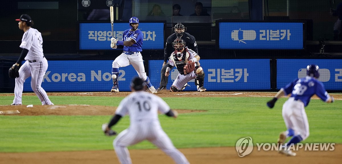 오지환에게 향하는 디아즈의 땅볼 타구