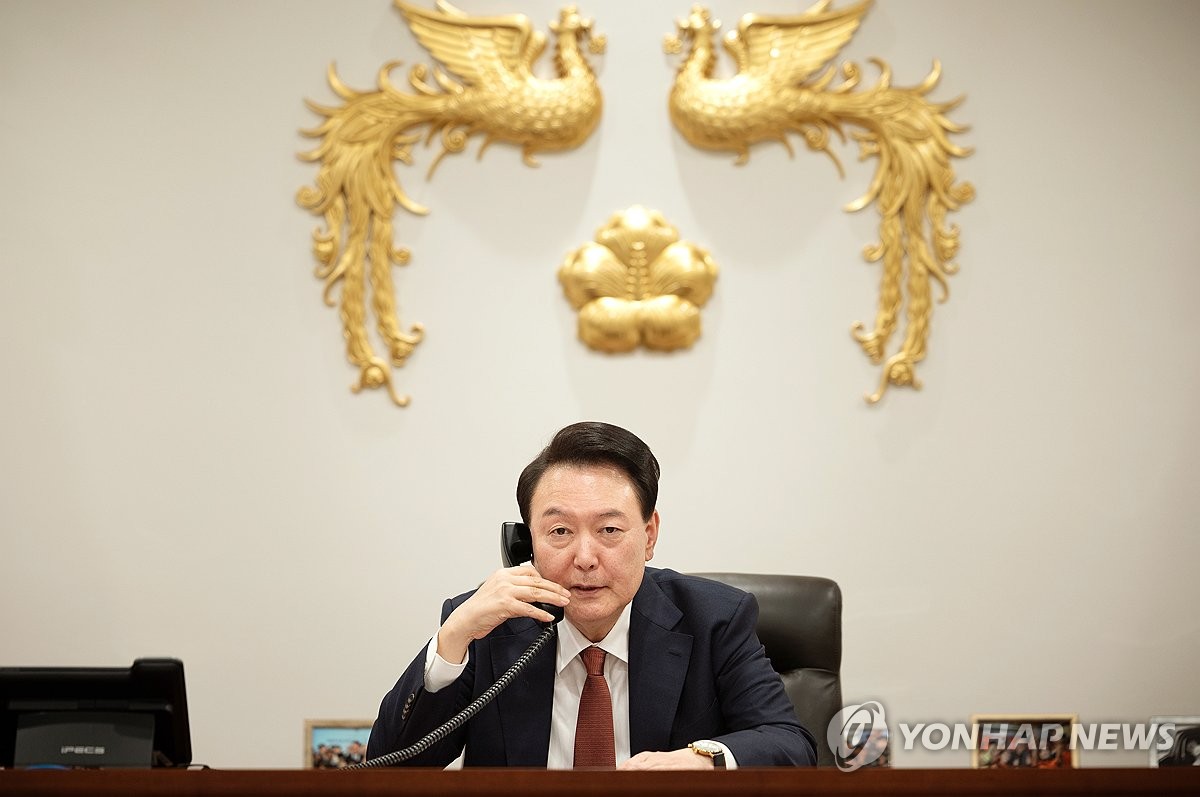 El presidente Yoon Suk Yeol habla durante su llamada telefónica con la presidenta de la Comisión Europea, Ursula von der Leyen, en la oficina presidencial en Seúl el 28 de octubre de 2024, en esta fotografía proporcionada por su oficina. (FOTO NO EN VENTA) (Yonhap)