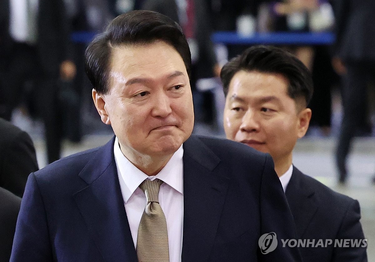 El presidente surcoreano, Yoon Suk Yeol, llega a la ceremonia de inauguración de una convención de propietarios de pequeñas empresas, el 31 de octubre de 2024, en el Centro Internacional de Exhibiciones de Corea del Sur (KINTEX, según su acrónimo en inglés), en Goyang, al noroeste de Seúl. (Foto del cuerpo de prensa. Prohibida su reventa y archivo)