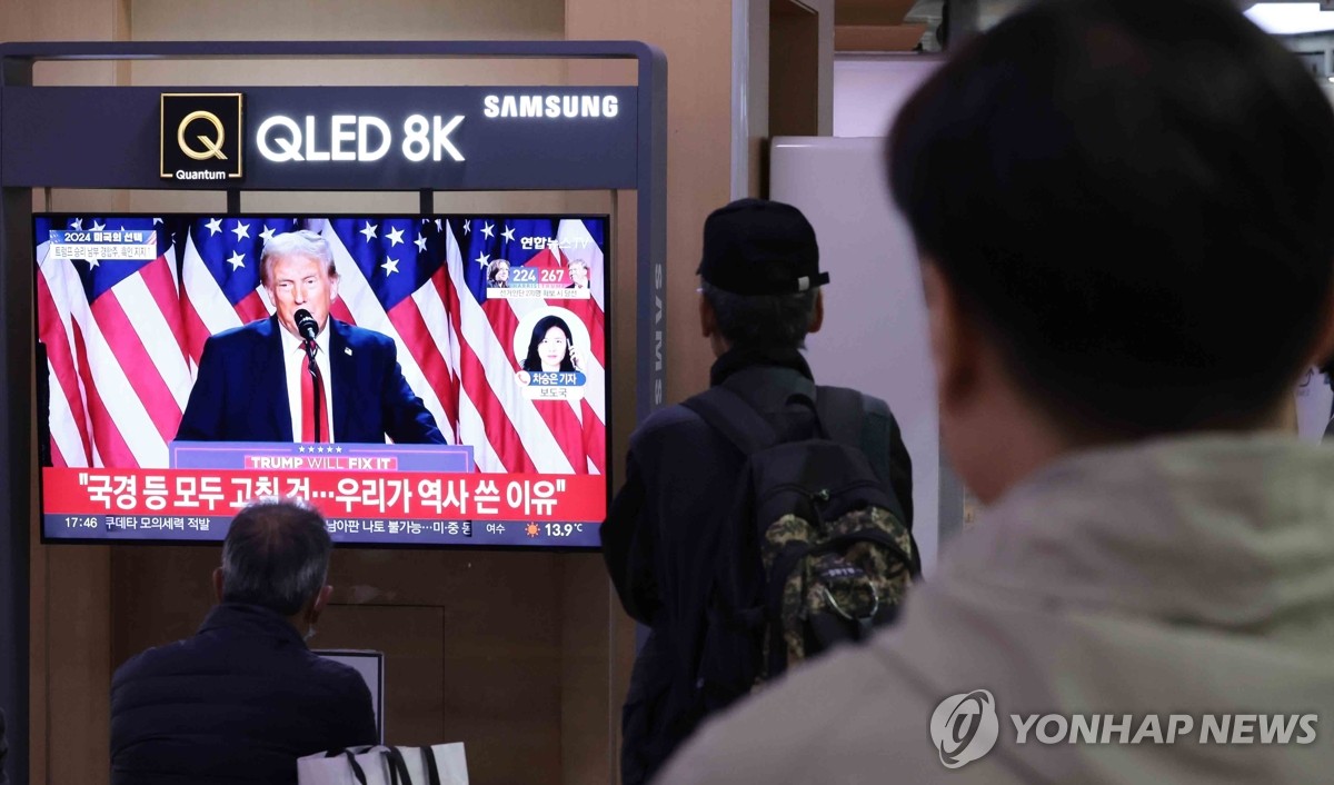 La gente ve una transmisión en vivo de las elecciones presidenciales de Estados Unidos en la estación de Seúl, en el centro de Seúl, el 6 de noviembre de 2024. (Yonhap)