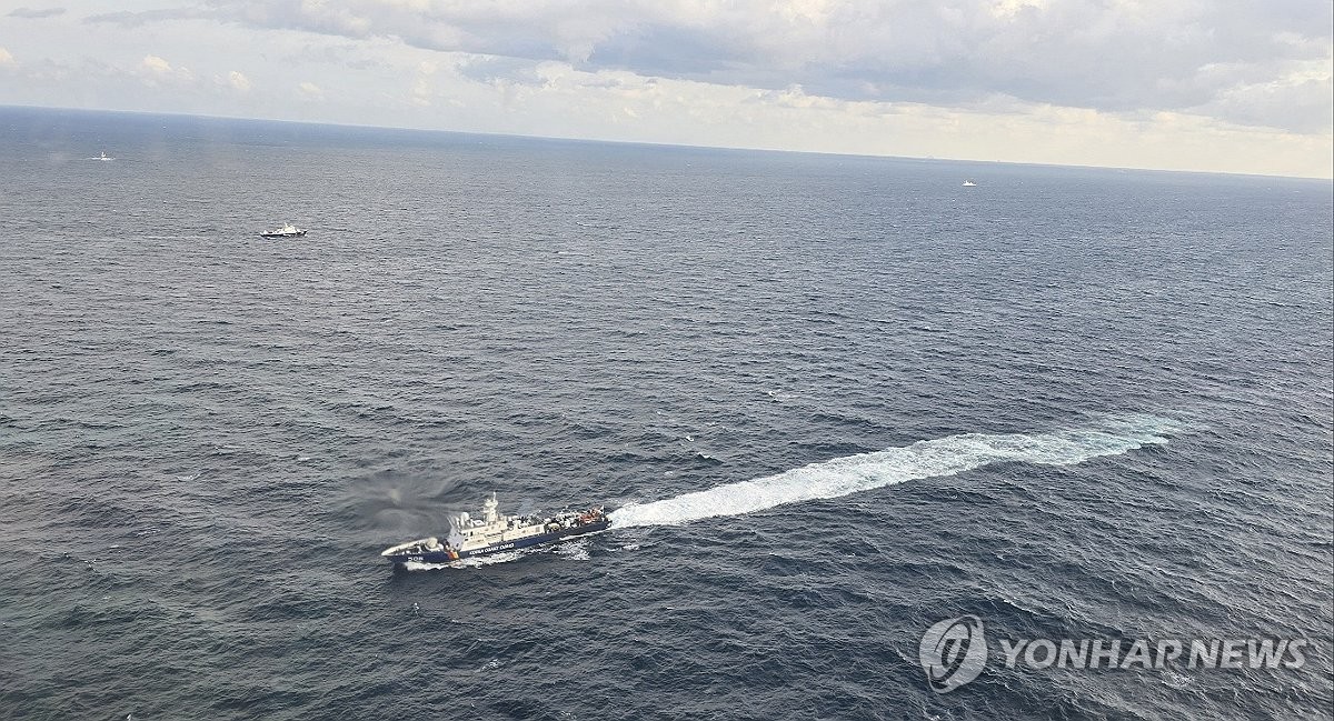 Un barco de la Guardia Costera busca a miembros de la tripulación desaparecidos a bordo del Geumseong de 129 toneladas que se hundió frente a la isla de Jeju el 8 de noviembre de 2024, en esta fotografía proporcionada por la Guardia Costera de Jeju. (FOTO NO EN VENTA) (Yonhap)