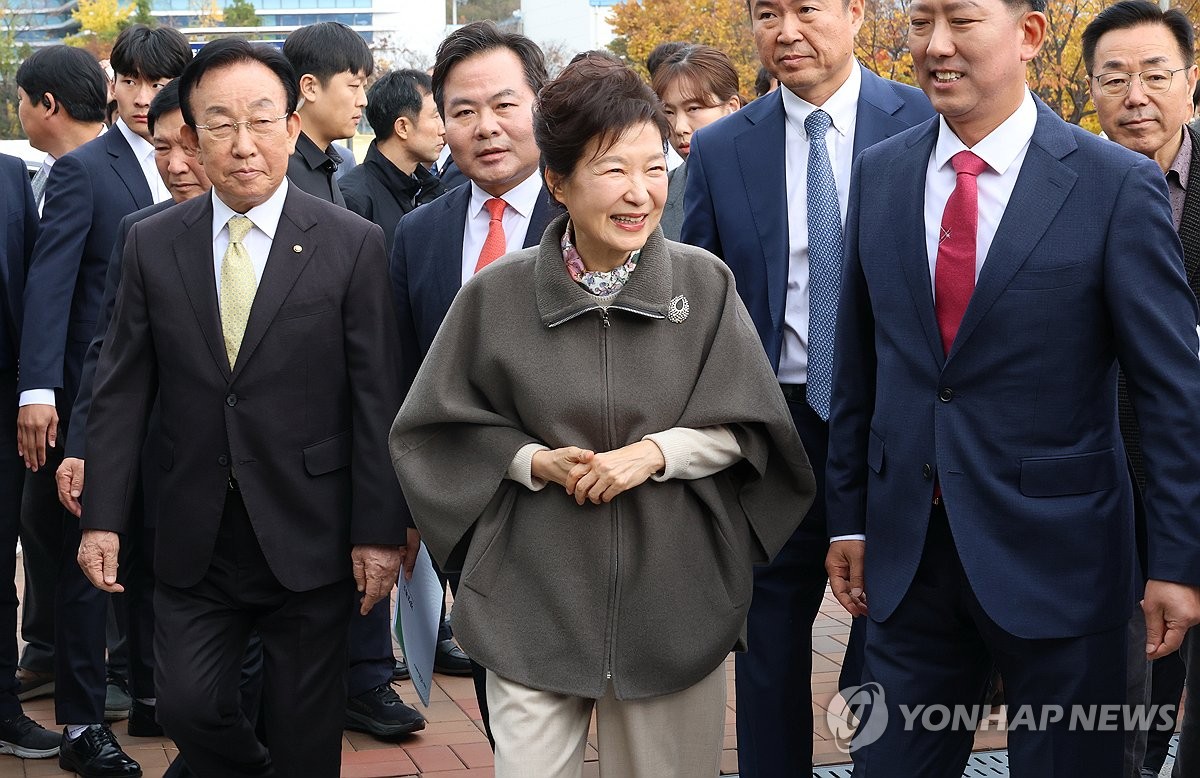 Ex-President Park Geun-hye marks late father's birth anniversary ...