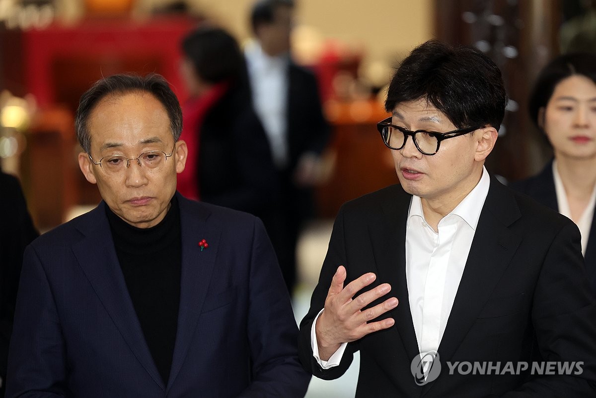 Han Dong-hoon (R), jefe del gobernante Partido del Poder Popular (PPP), y el representante Choo Kyung-ho, líder parlamentario del PPP, hablan después de una reunión de emergencia del partido celebrada en la Asamblea Nacional en Seúl el 4 de diciembre de 2024. (Yonhap)