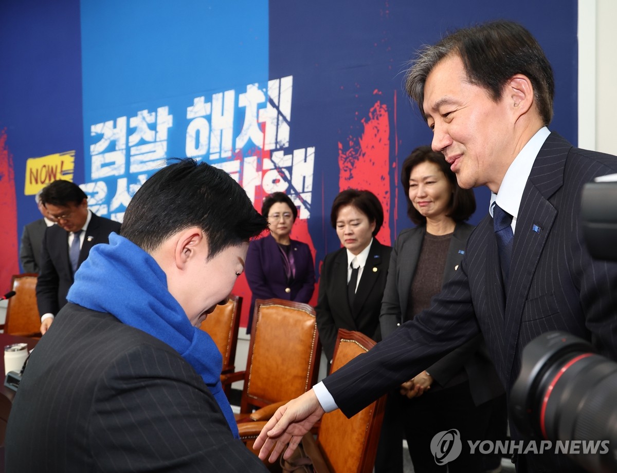 인사하는 조국 전 대표와 김재원 의원