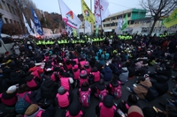 대통령 관저 코앞서 탄핵 촉구…경찰 대치하며 교통마비