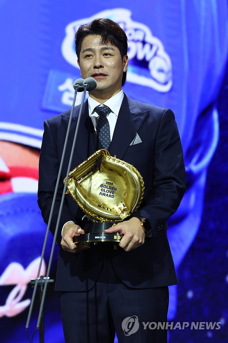 KBO MVP Kim Doyeong earns 1st Golden Glove in landslide Yonhap News