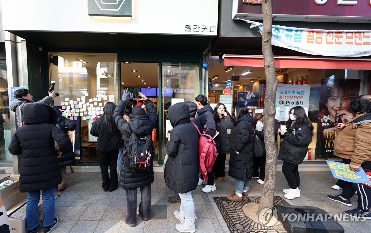 탄핵촉구집회, 조국 전 대표 선결제 카페에 줄 선 시민들