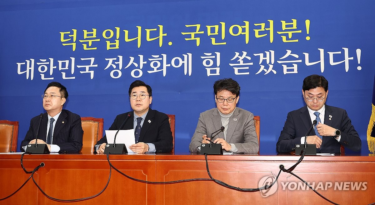 Park Chan-dae (segundo desde la izquierda), líder parlamentario del principal partido opositor, el Partido Demócrata, habla durante una reunión política en la Asamblea Nacional en Seúl el 26 de diciembre de 2024. (Yonhap)