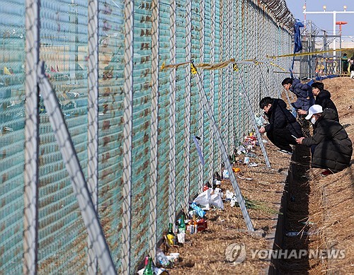 이렇게라도 너와 닿을 수 있다면…참사 현장에 음식·편지 빼곡