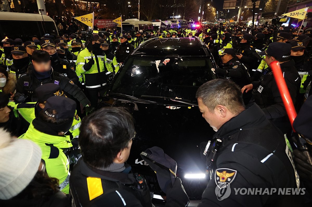 Los partidarios del presidente impugnado, Yoon Suk Yeol, bloquean coches que presuntamente pertenecen a investigadores frente al Tribunal del Distrito Occidental de Seúl, en la capital, el 18 de enero de 2025. (Yonhap)