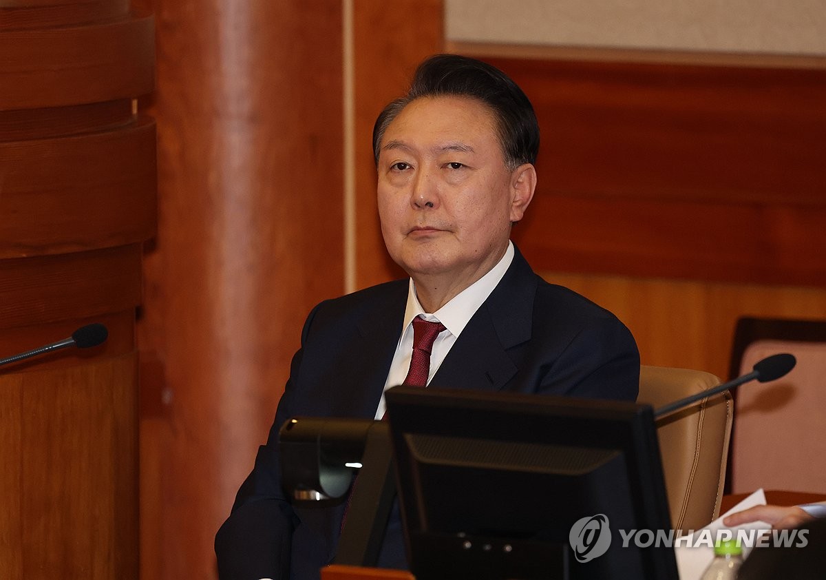 El presidente Yoon Suk Yeol asiste a la cuarta audiencia de su juicio político en el Tribunal Constitucional de Seúl el 23 de enero de 2025, por su breve imposición de la ley marcial en diciembre. (Foto de la piscina) (Yonhap)