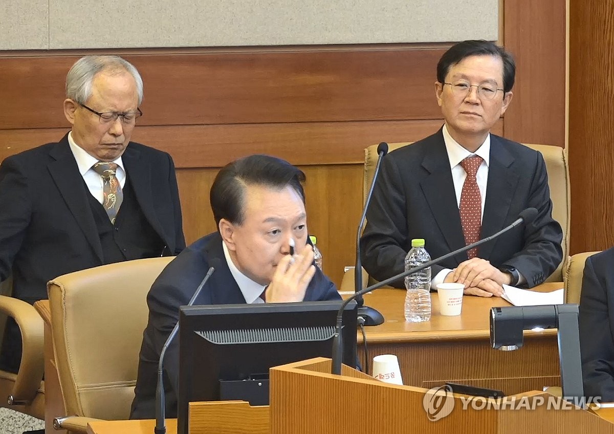 El presidente Yoon Suk Yeol (c) asiste a la cuarta audiencia de su juicio de juicio político en el Tribunal Constitucional en el centro de Seúl el 23 de enero de 2025, en esta foto proporcionada por el tribunal. (Foto no a la venta) (Yonhap)