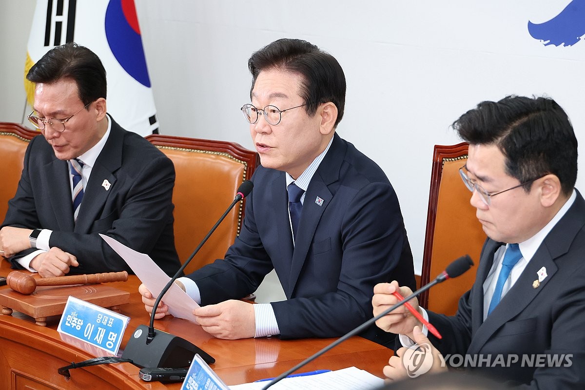 Lee Jae-Myung (C), líder del principal Partido Demócrata de la Oposición, habla durante una reunión del Consejo Supremo en la Asamblea Nacional en Seúl el 3 de febrero de 2025. (Yonhap)