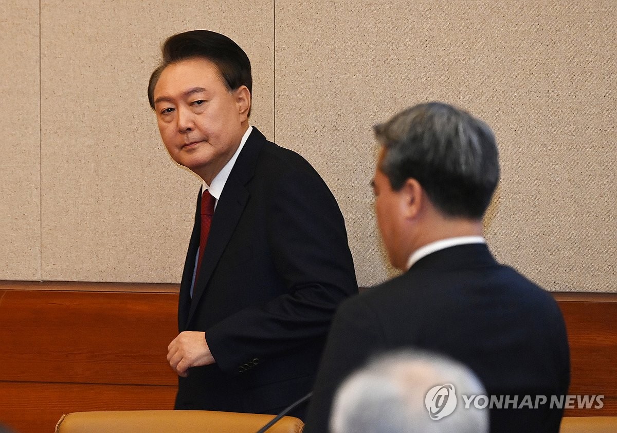 El presidente Yoon Suk Yeol regresa a su asiento mientras asiste a la sexta audiencia de su juicio de juicio político en el Tribunal Constitucional en Seúl el 6 de febrero de 2025, por su corta imposición de ley marcial en diciembre. (Foto de la piscina) (Yonhap)