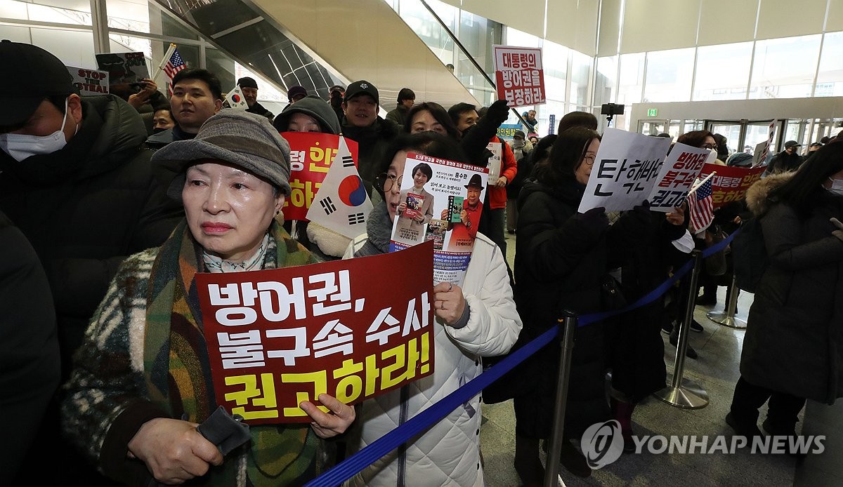 Los partidarios del presidente Yoon Suk Yeol celebran una manifestación en el lobby de la Comisión Nacional de Derechos Humanos del Edificio Corea en el centro de Seúl el 10 de febrero de 2025. (Yonhap)