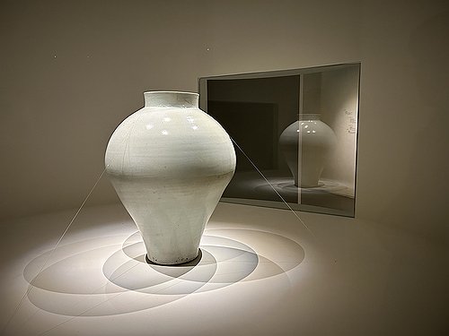 朝鮮の白磁壺 PYH2025021119980088200_P2.jpg