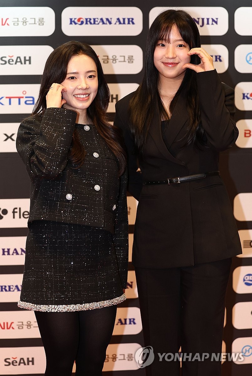 다정하게 포즈 취하는 신유빈-전지희