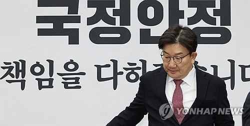 與 "李, 노조눈치에 반도체법 반대…노란봉투법은 끝없이 발의"