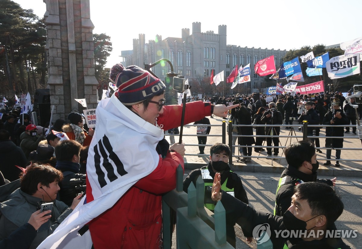 교문 사이에 두고 열린 찬반 집회