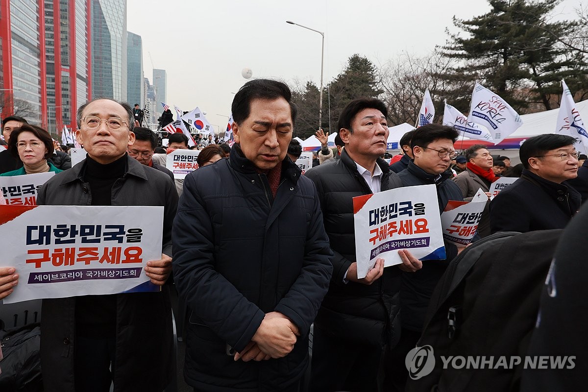 El representante Kim Gi-Hyeon (segundo de L) y el representante Choo Kyung-ho del Partido de Poder Popular gobernante (L) asisten a una concentración que apoya al presidente yeon Suk Yeol, organizado por el grupo cristiano conservador, salve a Corea en Yeouido, en el oeste de Seúl, el 1 de marzo de 2025. (Yonhap)