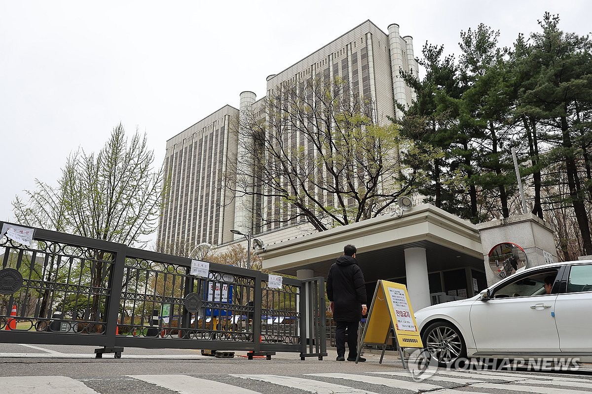 내주 두 전직대통령 尹·文 재판 가동…법원 문폐쇄 보안강화