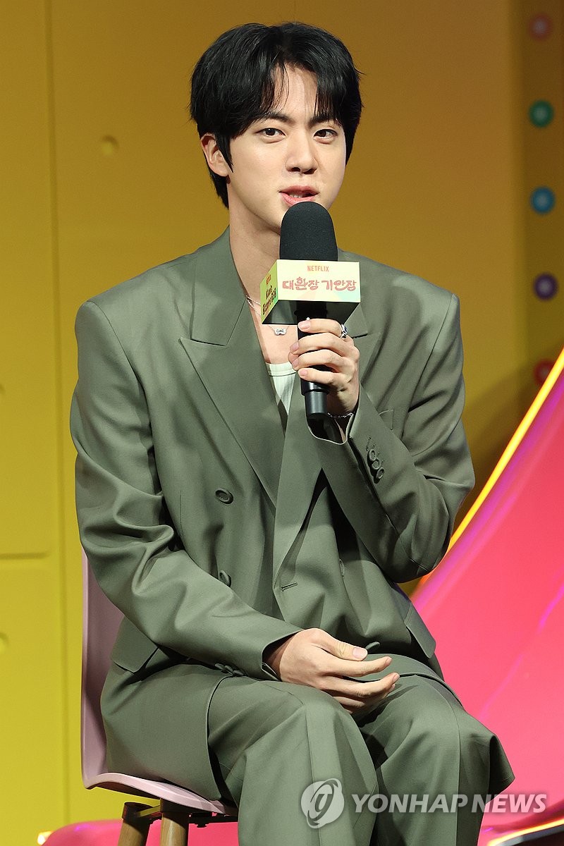 La foto de archivo, tomada el 15 de abril de 2025, muestra a Jin, del grupo de K-pop BTS.
