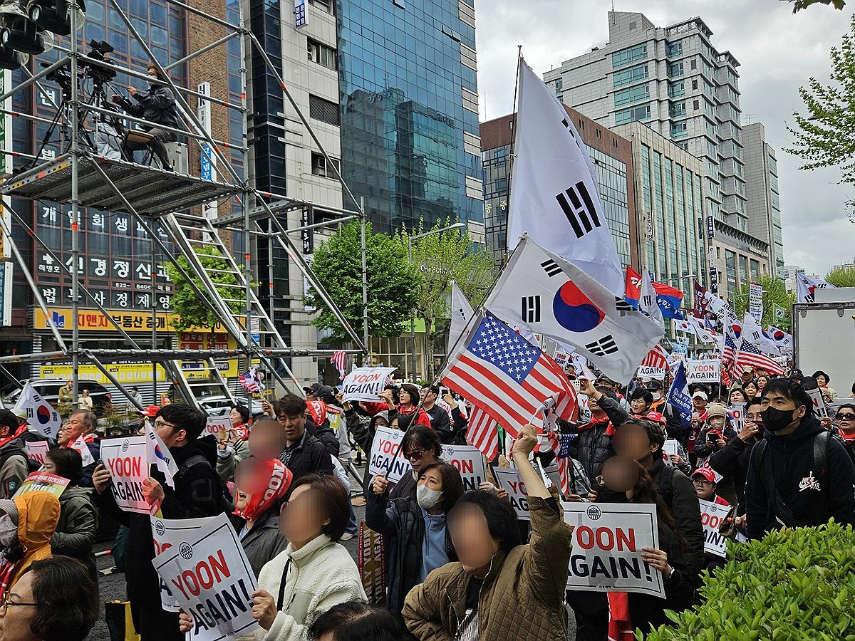 尹지지자들 광화문 집결…대법원 앞은 李파기환송 항의집회(종합)