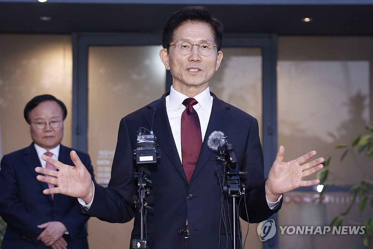 [속보] 김문수 "韓, 당에 맡기겠다는 말만 반복…의미있는 진척 없어"