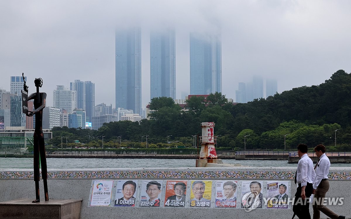 부산서 하루 5건 이상 선거 벽보·현수막 훼손돼