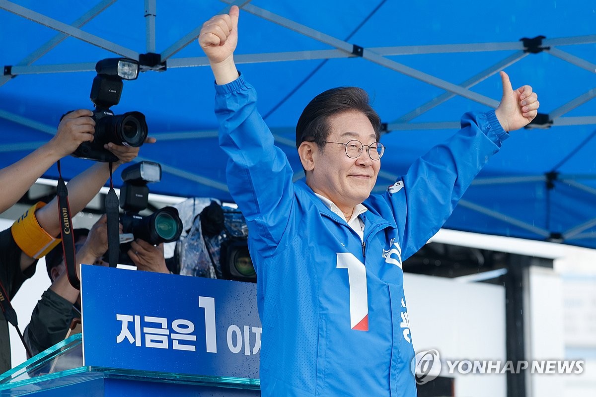여수 시민들에게 인사하는 이재명 후보