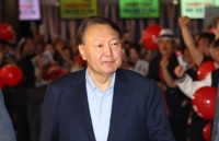 尹, '부정선거' 주장 영화관람…대선 앞 음모론 논란 부추기나
