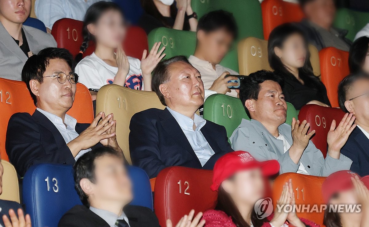 선관위, 尹관람 부정선거론 영화에 "음모론 부추겨…깊은 유감"