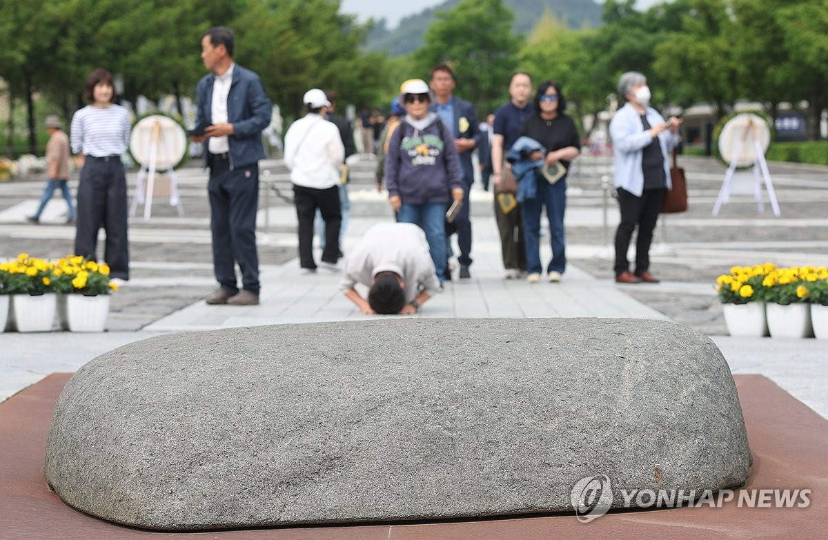 "보고 싶습니다"…노무현 전 대통령 16주기, 봉하마을 추모 행렬