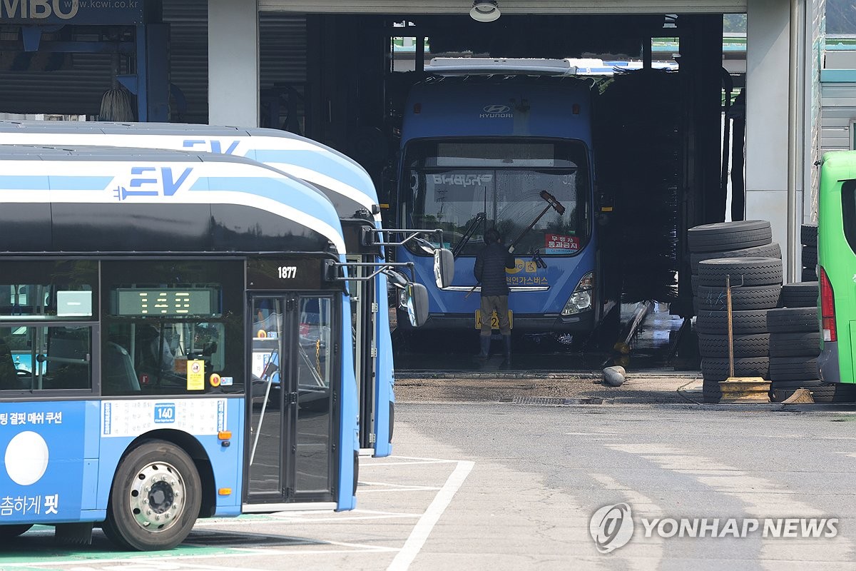 [속보] 서울 시내버스 사측 "노조 파업 유보…정상운행 예정"