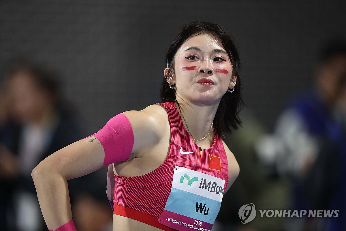 전광판 보는 우옌니