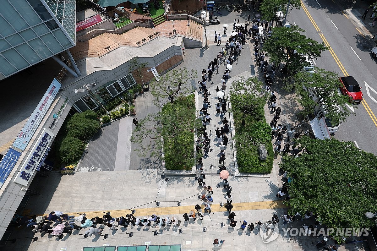 [사전투표] "밥 못먹어도 투표"…무더위 속 1시간 대기 불사